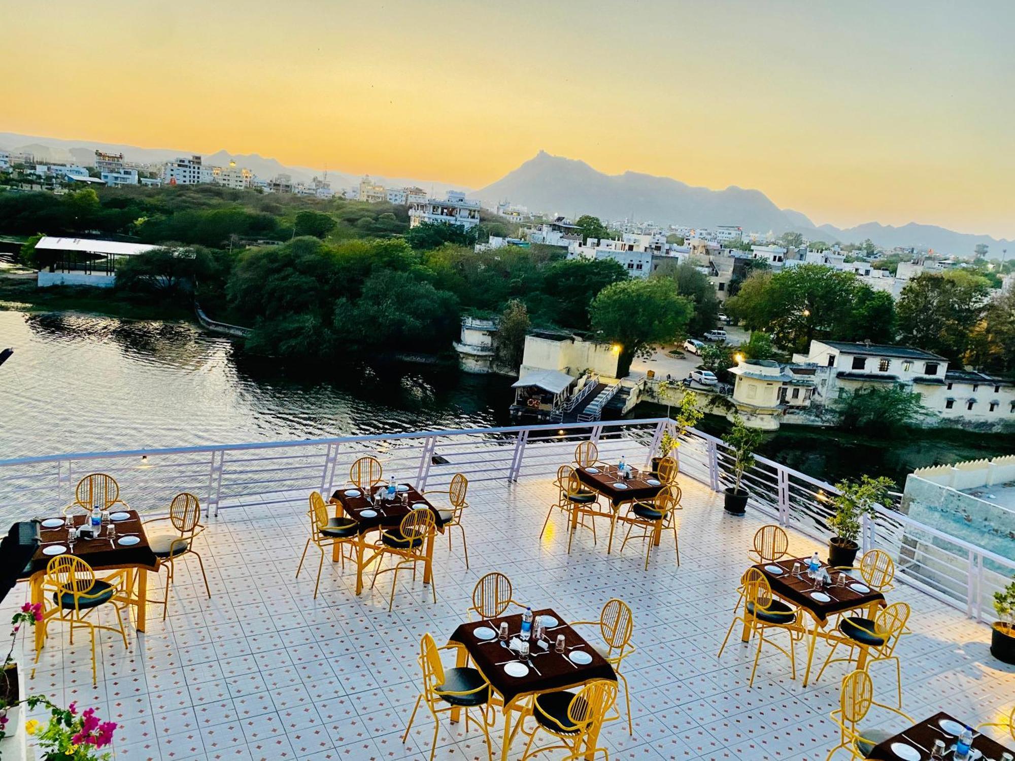 Hotel Jaydurg A Lake Retreat - A Lakeside Hotel - Lakeview Rooftop Cafe - Swimming Pool Udaipur Exterior foto