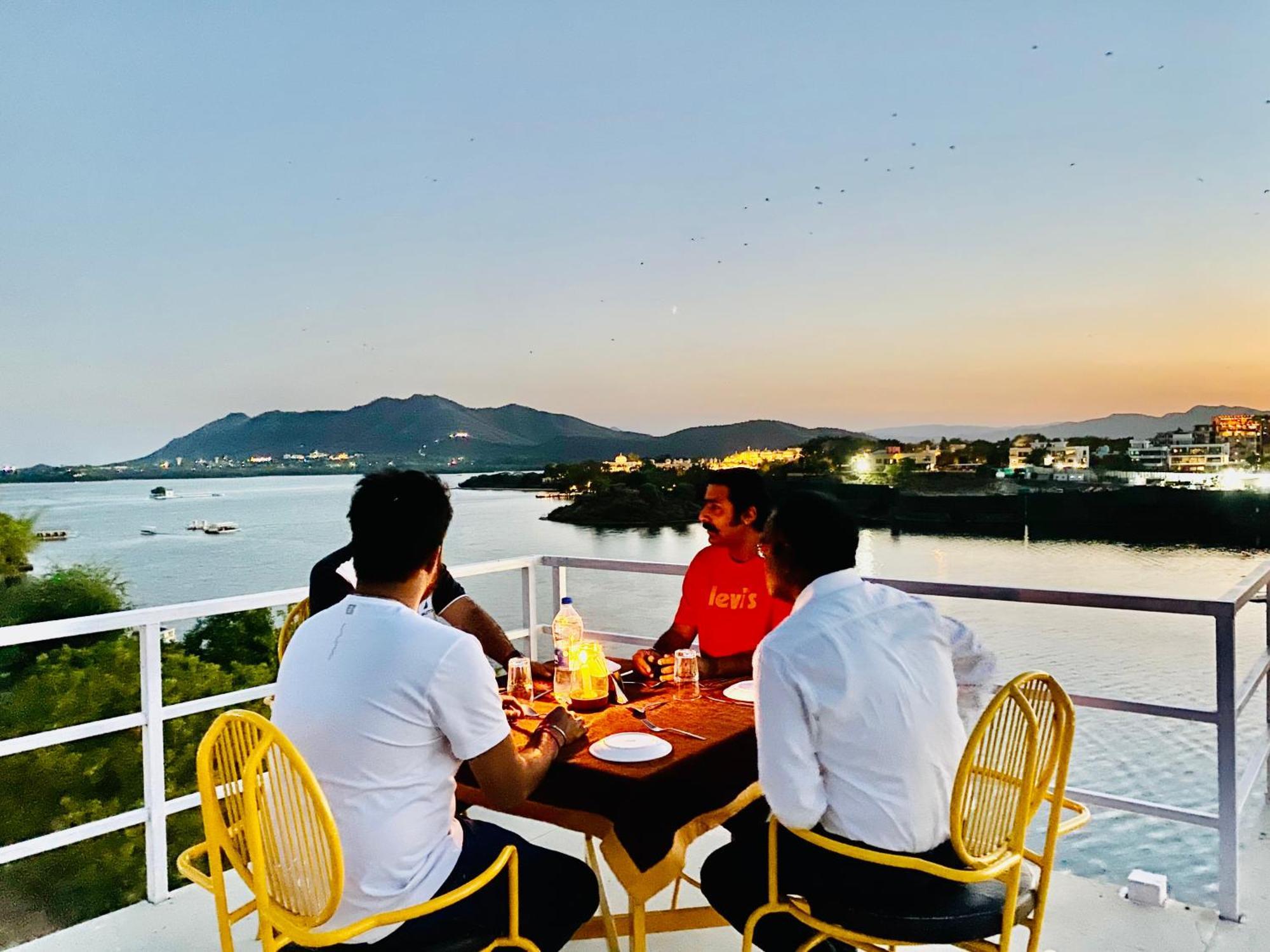 Hotel Jaydurg A Lake Retreat - A Lakeside Hotel - Lakeview Rooftop Cafe - Swimming Pool Udaipur Exterior foto